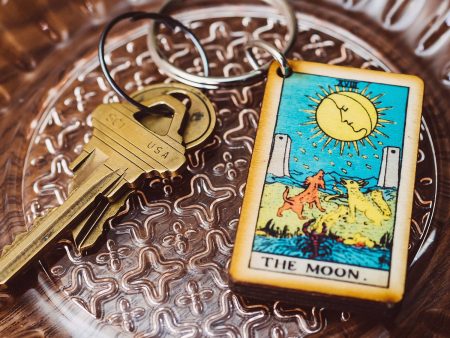 Tarot Card - The Moon Key Holder Online