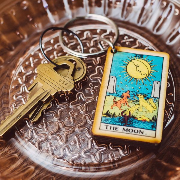 Tarot Card - The Moon Key Holder Online